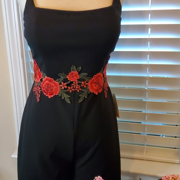 Black with Red Roses short Jumpier - Picture 11 of 12